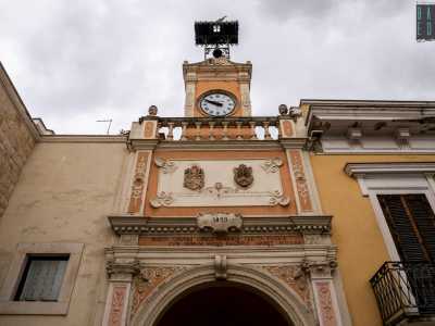 Chiamato Porta Gironda in quanto eretto sotto il dominio di questa casata nel 1554, sfoggia tra le raffinate decorazioni...